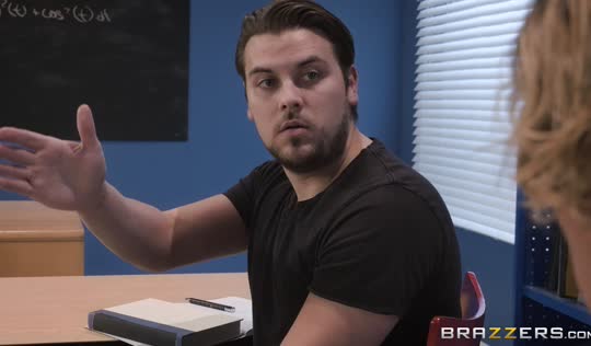 Преподша и студент потрахались в учебной аудитории