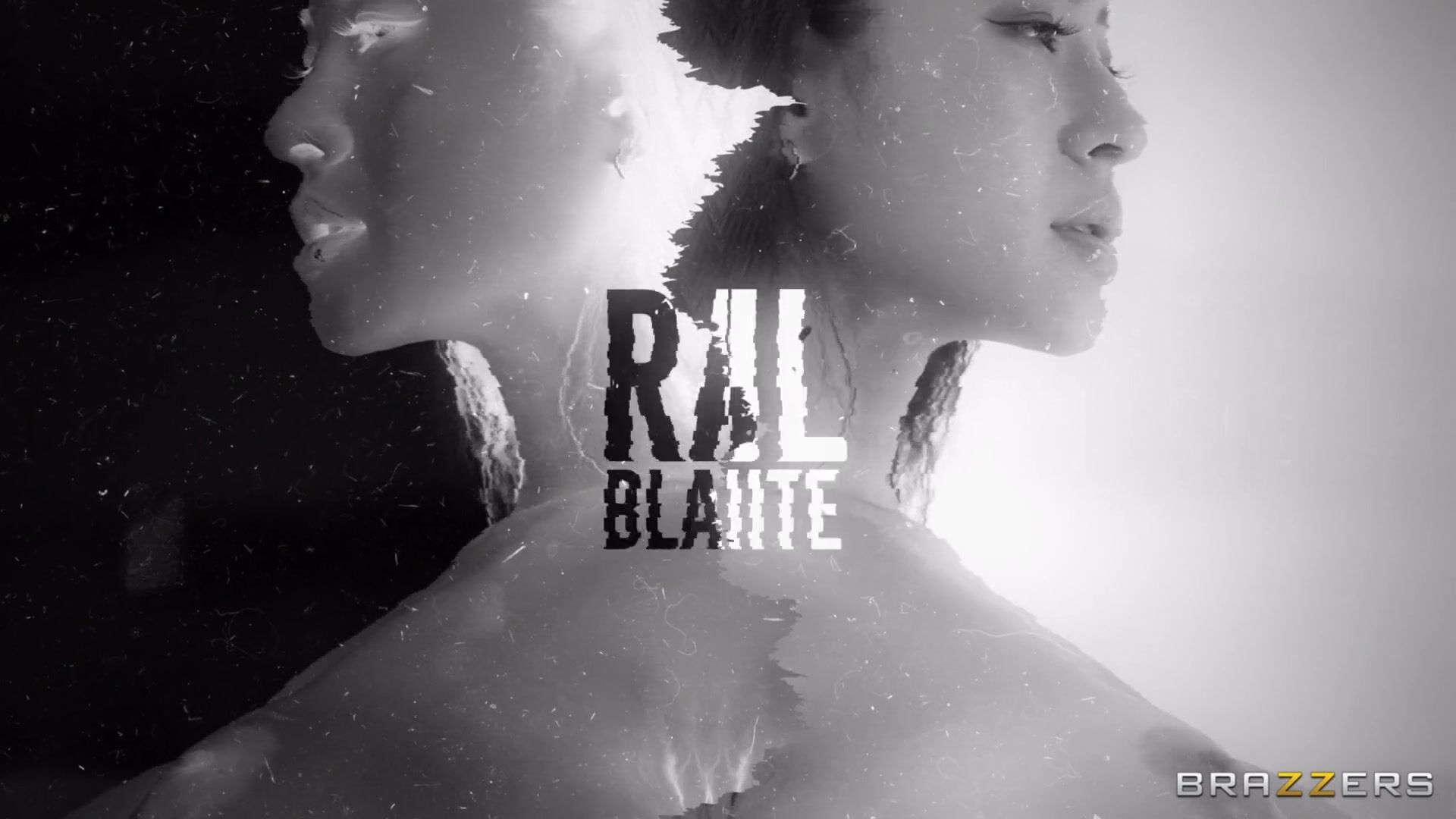 Азиатка-умничка сосет кавалеру и трахается с ним у бассейна