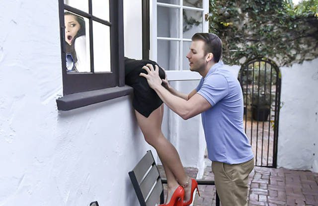 Русская телочка застряла в окне групповое онлайн порно