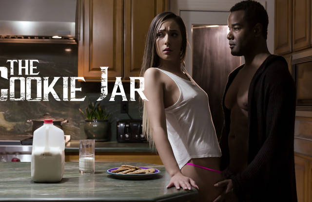 Папаша ночью трахает невесту сына на кухне